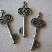 3PCS - Bronze Key Charms - Lead and Nickel Free - 16x45mm - Findings by ZARDENIA